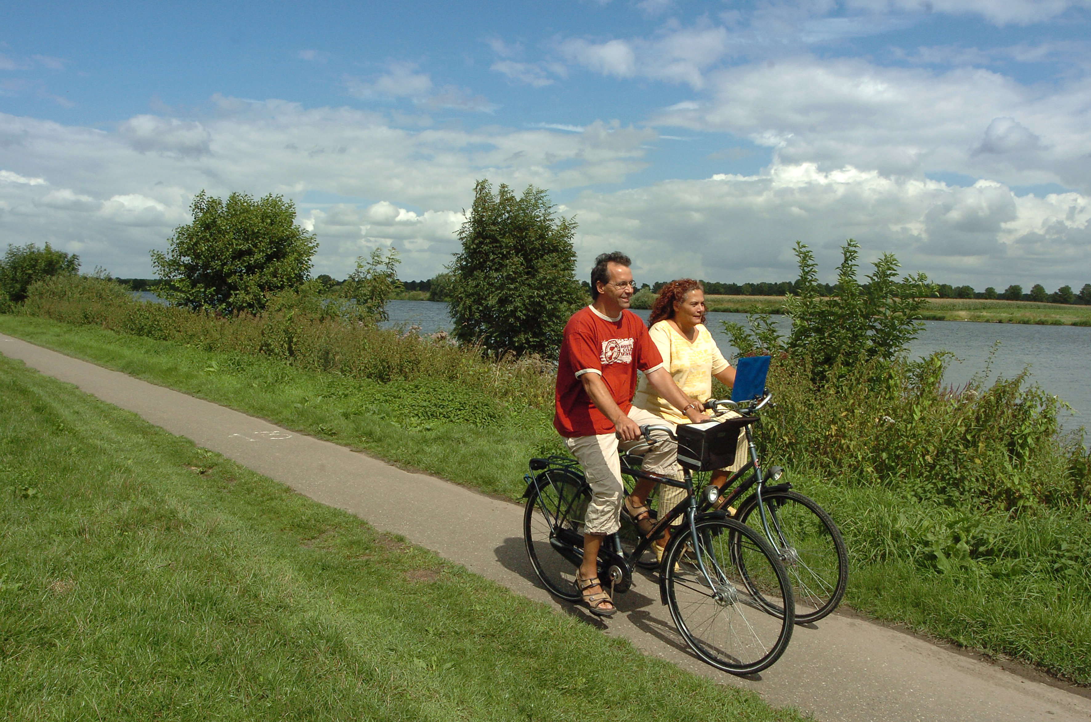 fietsen langs de maas